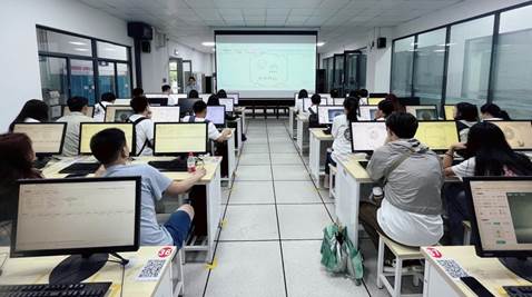 A group of people sitting at desks in a classroomDescription automatically generated